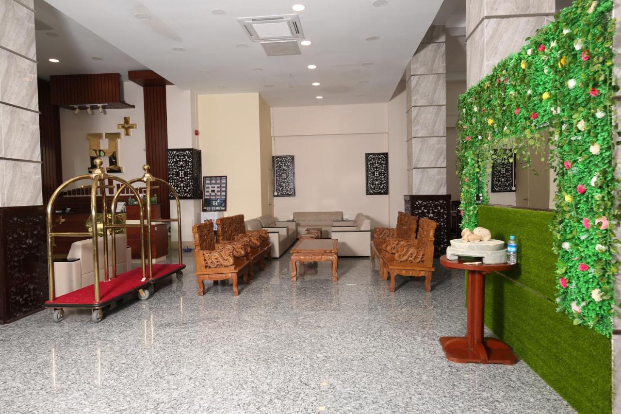 H Plus Hotel Yangon Exterior photo